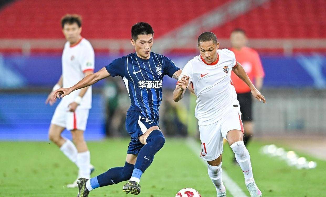 欧冠转会期再迎强敌，武汉三镇调整名单，主帅态度——气氛紧张，球队文化再被提及的简单介绍